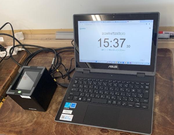 パソコンとQRコードリーダー