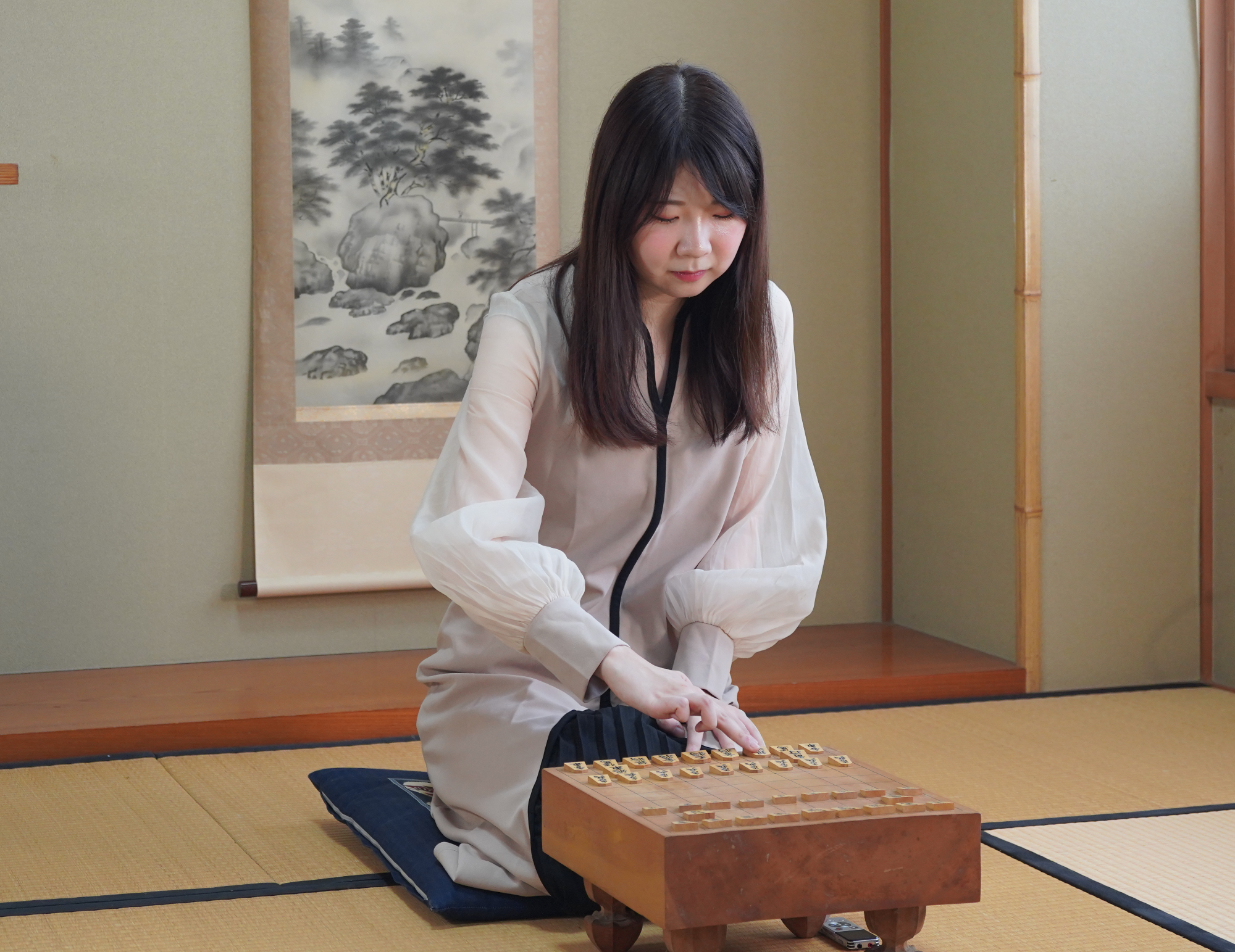 将棋を指す西山さん