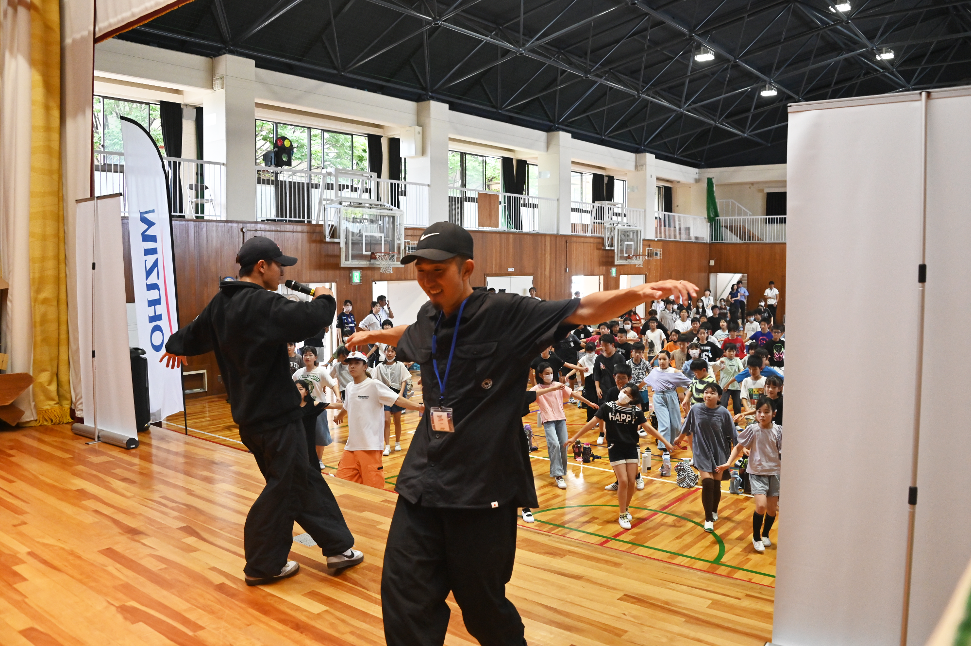 子どもたちにブレイキンを教える半井重幸さん