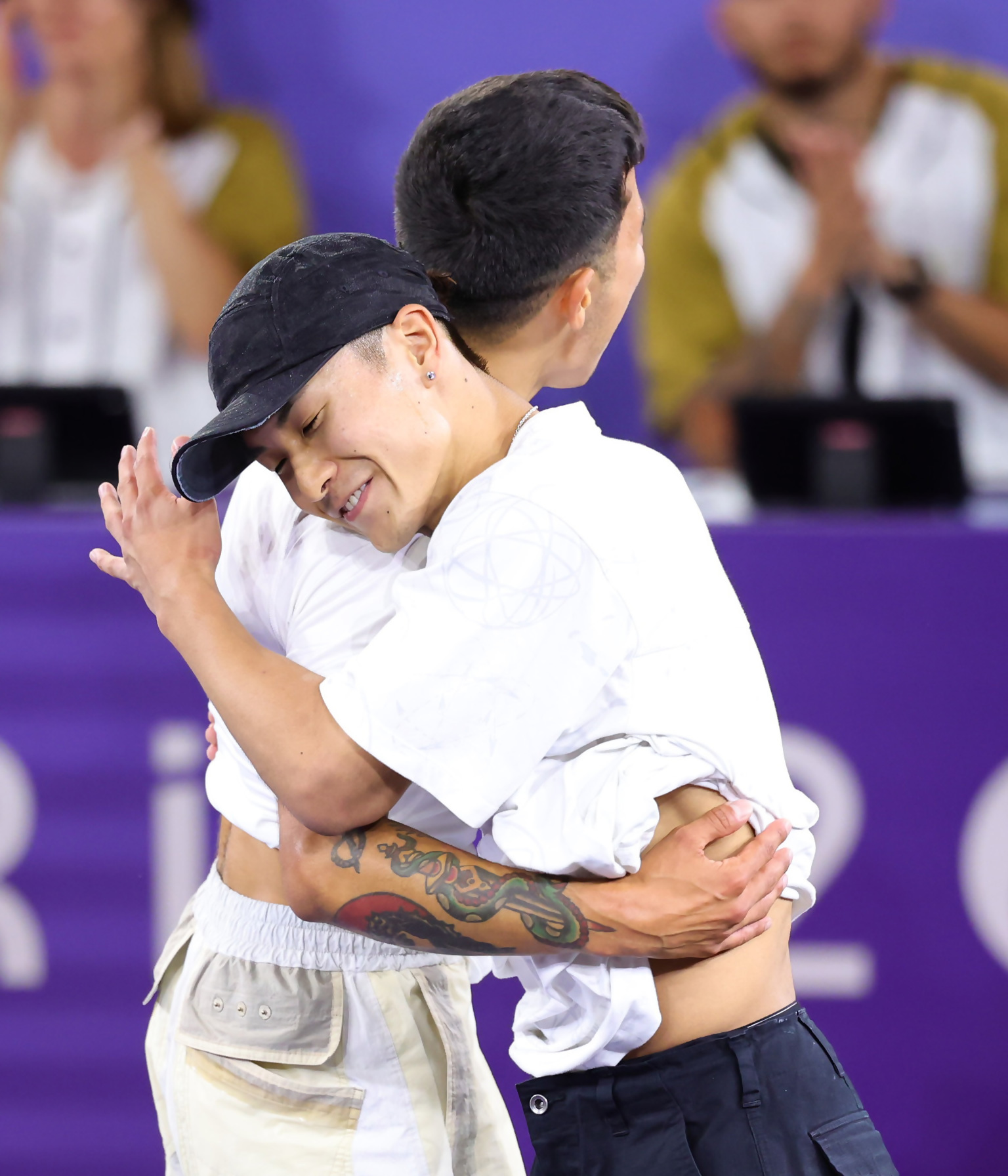 バトル終了後ビクター・モンタルボ選手とハグをする半井重幸さん