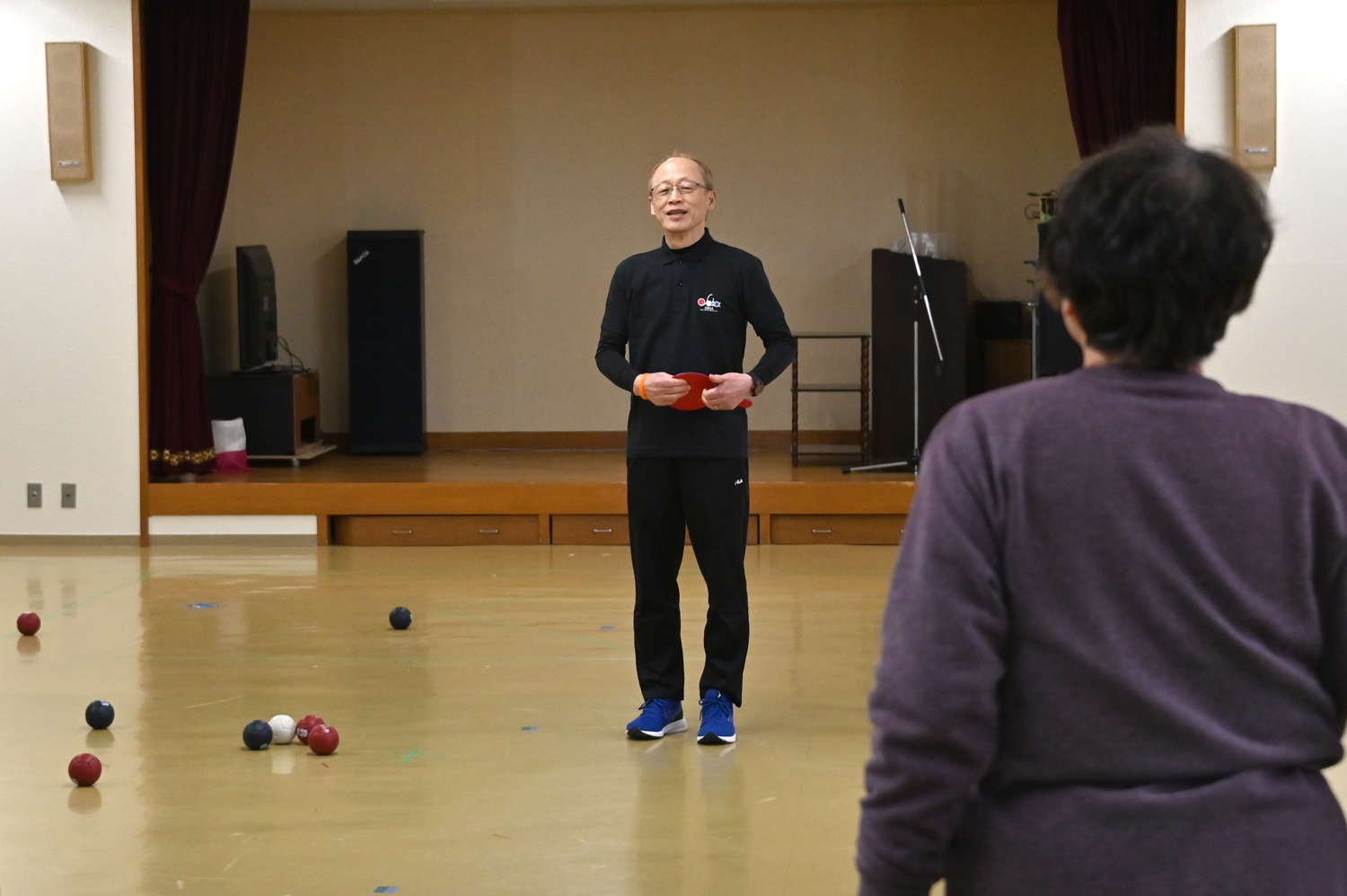 ボッチャの審判をする浦井さん