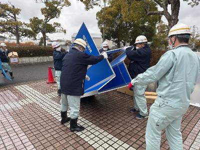 災害用マンホールトイレを設置する様子
