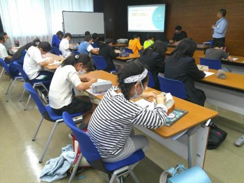こどもたちが説明を聞く様子