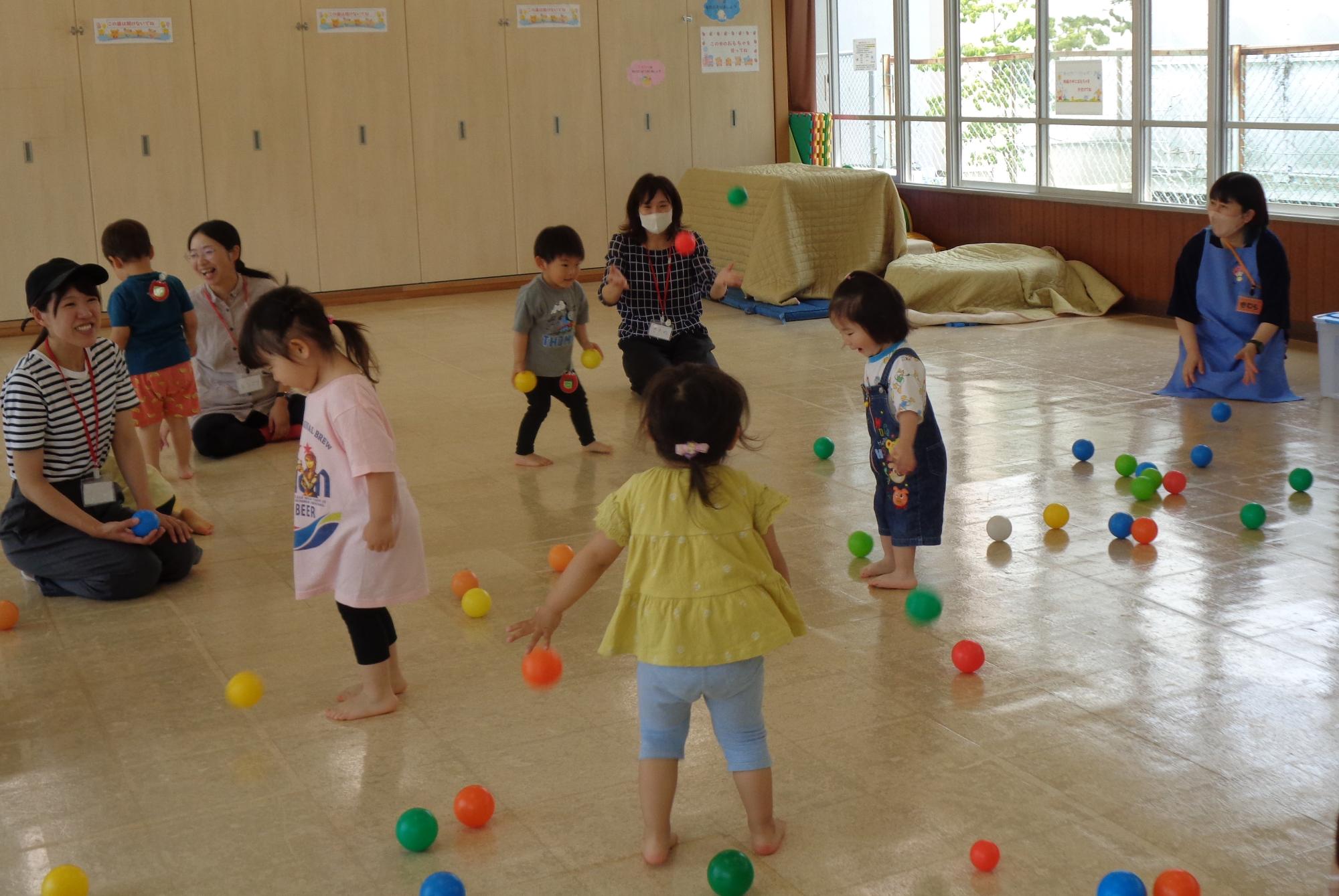 ボール遊び