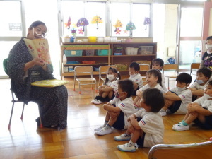 お話会を聞く子ども達の写真1