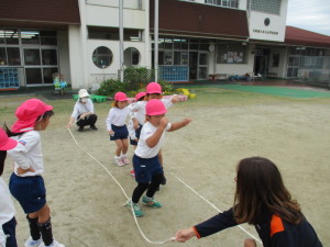 運動遊びをしている園児達の写真2