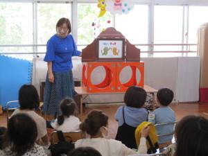 お話会を聞く子ども達の写真2