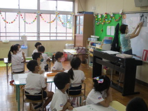 字の書き方を習うこども達の写真1