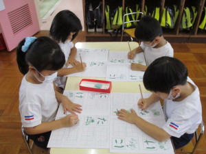字の書き方を習うこども達の写真2
