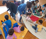 にこにこひろばでの親子の触れ合いの写真2