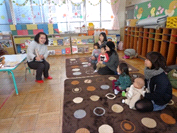 にこにこひろばでの親子の触れ合いの写真