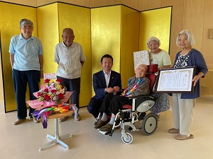 女性の大阪狭山市最高齢者訪問