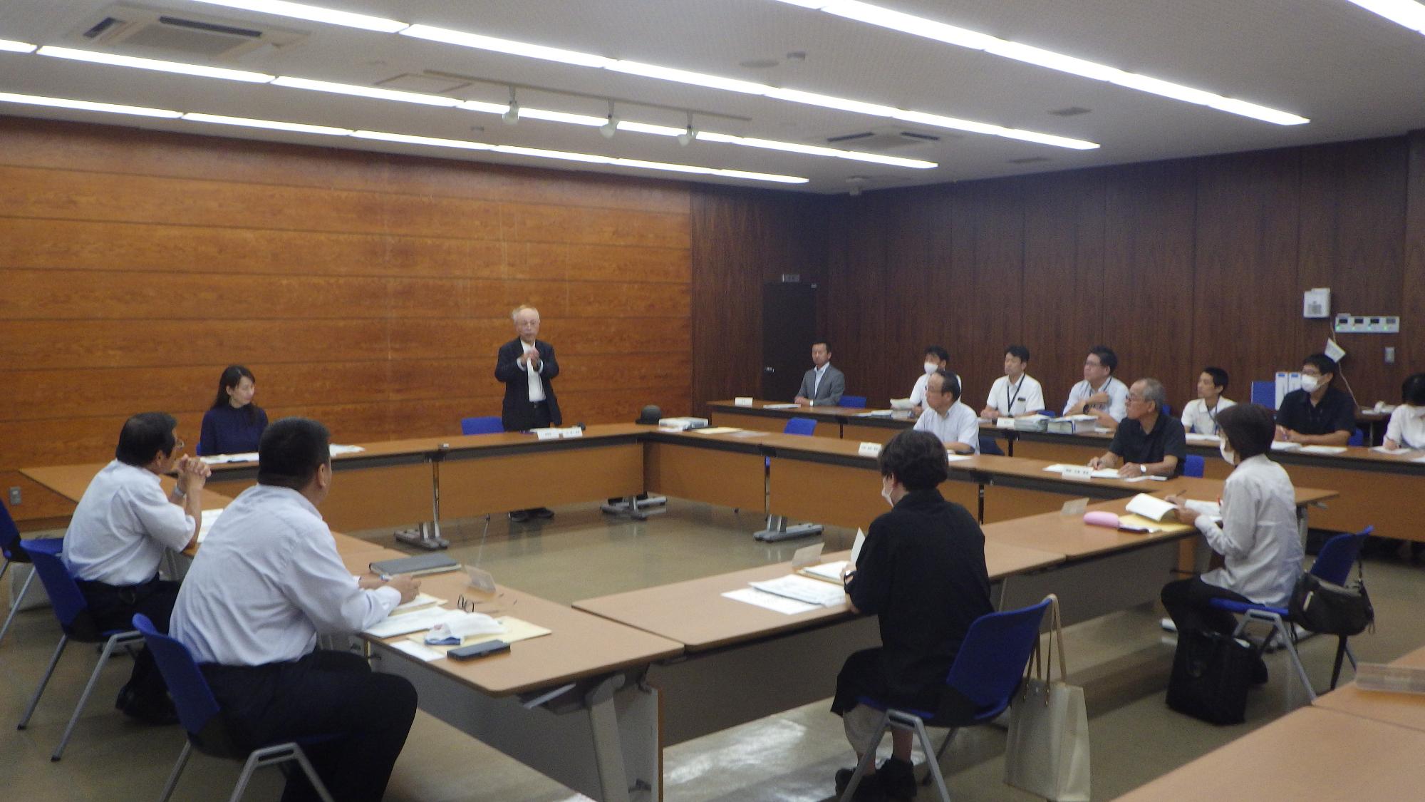委員会での会議の様子