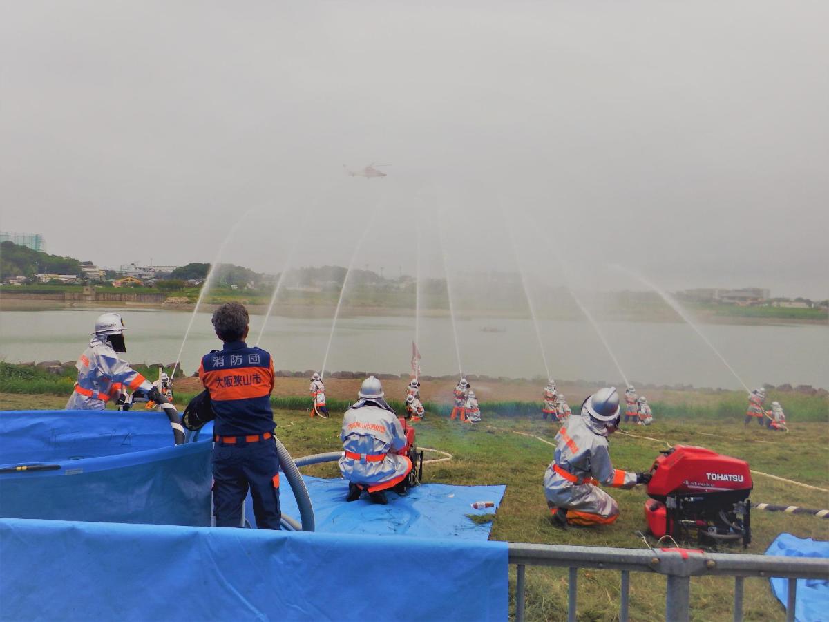 大阪狭山市消防団による一斉放水