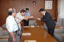 市民自治を考える懇話会提言書を市長へ提出する様子
