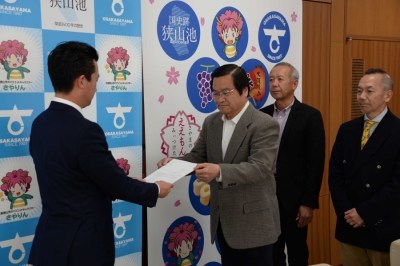 まちづくり市民会議提言書手交式の写真