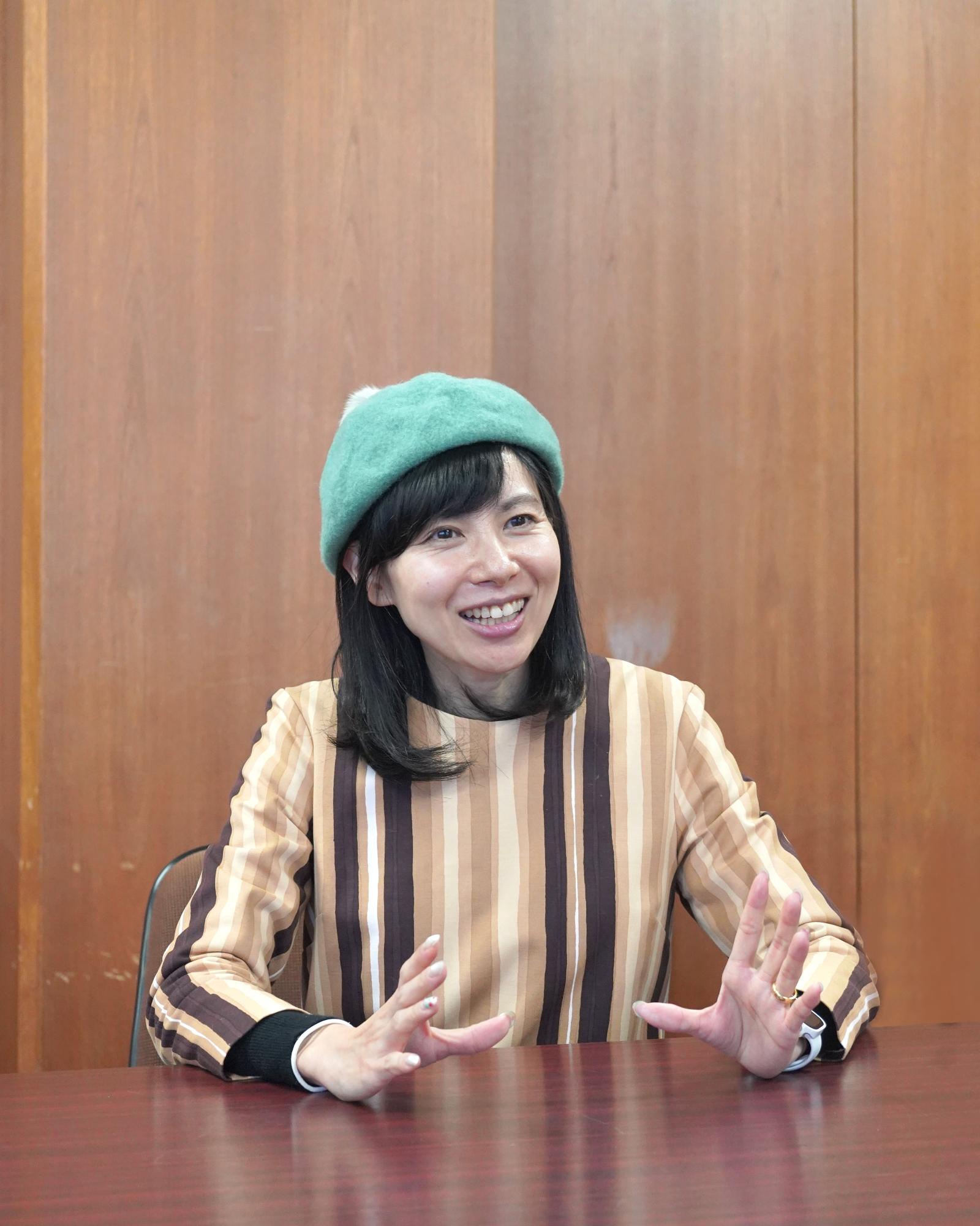 インタビューを受ける寅貝さん