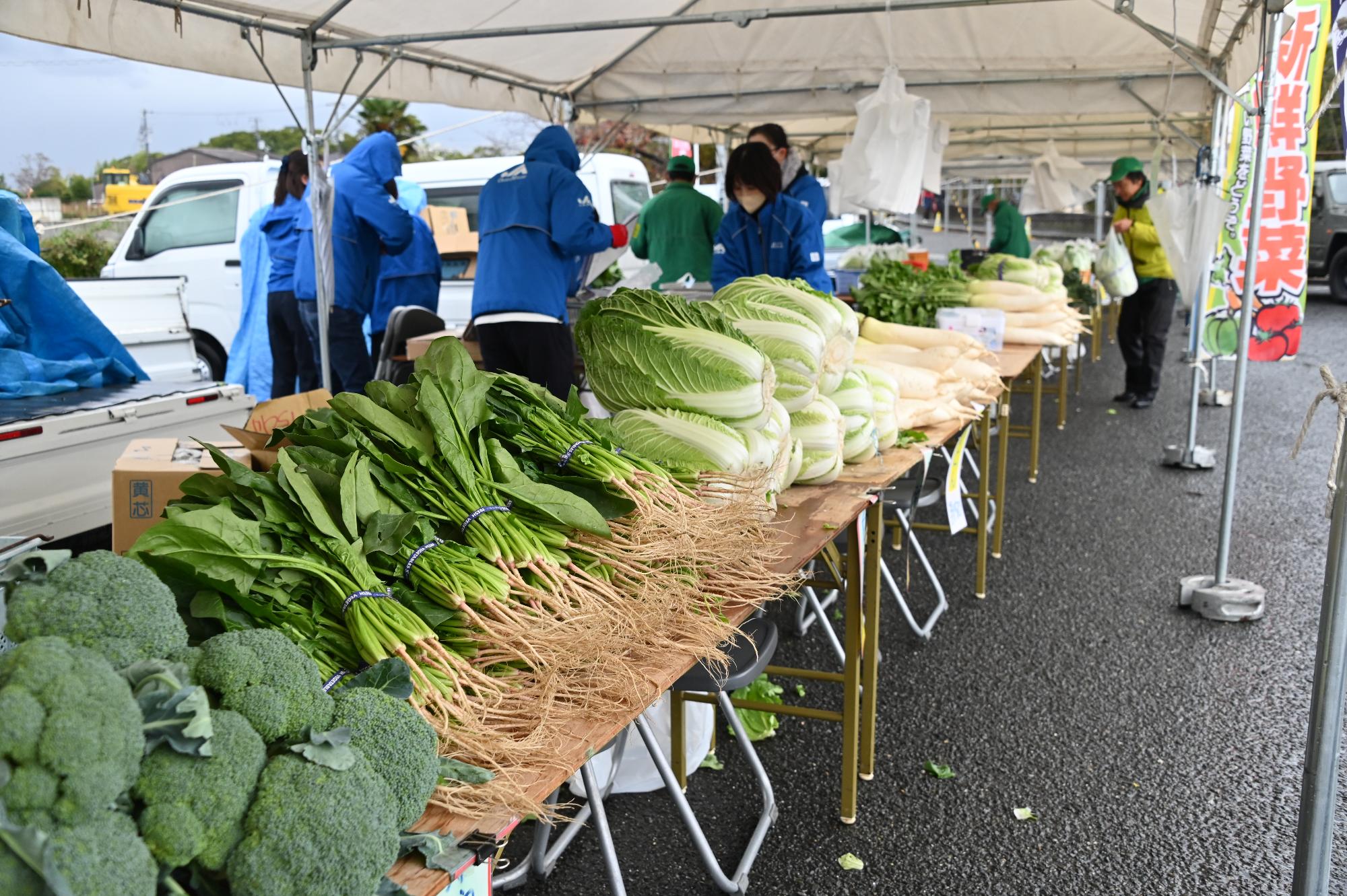 産業まつりで新鮮野菜の販売