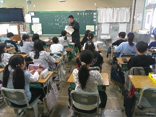 すくすくウォッチにとりくむ児童のようす