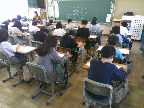 全国学力・学習状況調査にとりくむ児童のようす