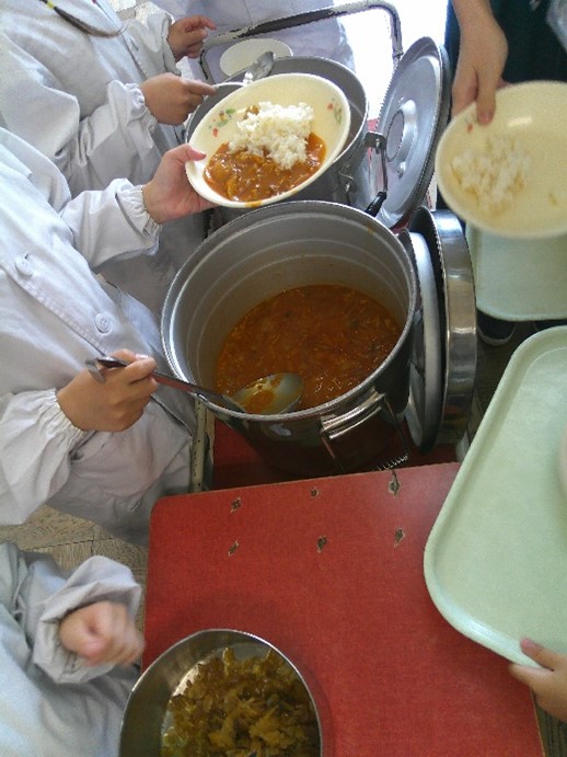 給食を配膳するようす