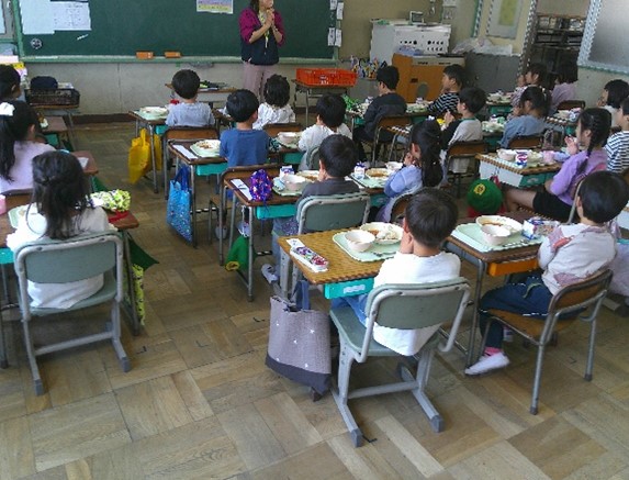 みんなでいただきますをするようす