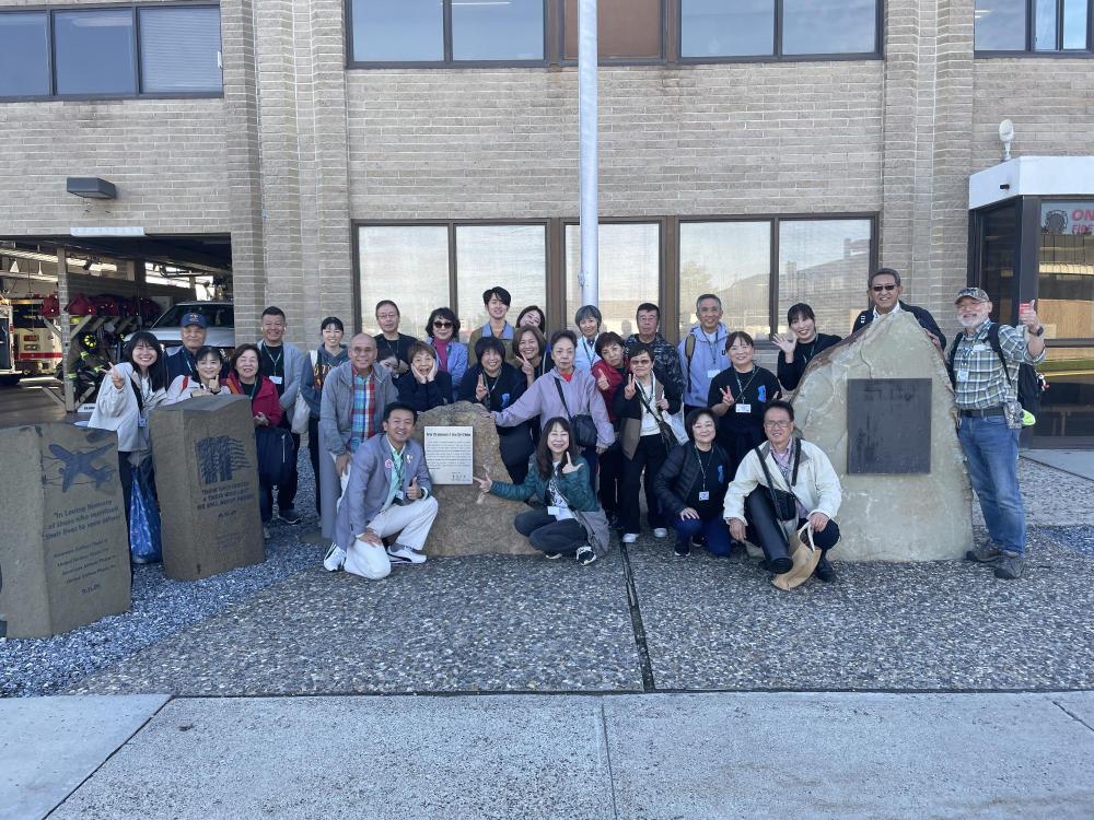 オンタリオ市役所前での写真