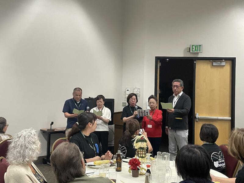 詩吟を披露している様子