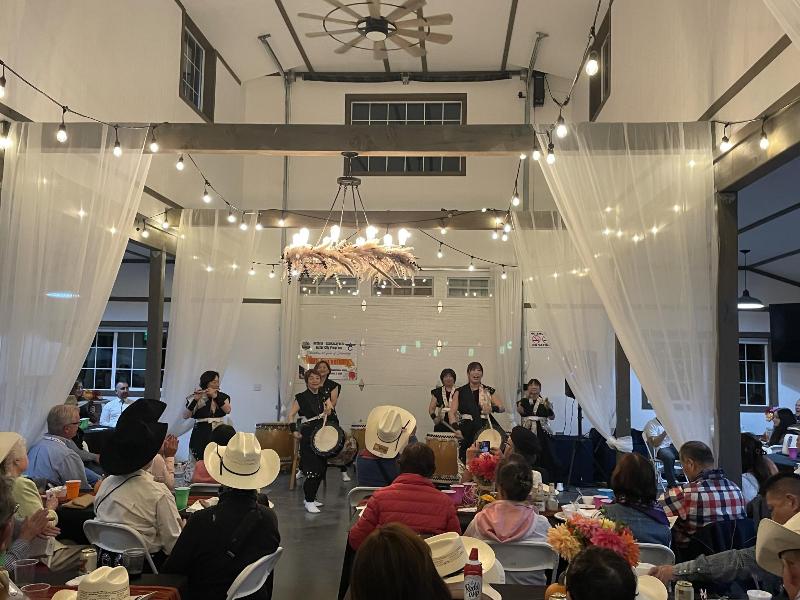 大阪狭山桜太鼓が太鼓を披露している様子