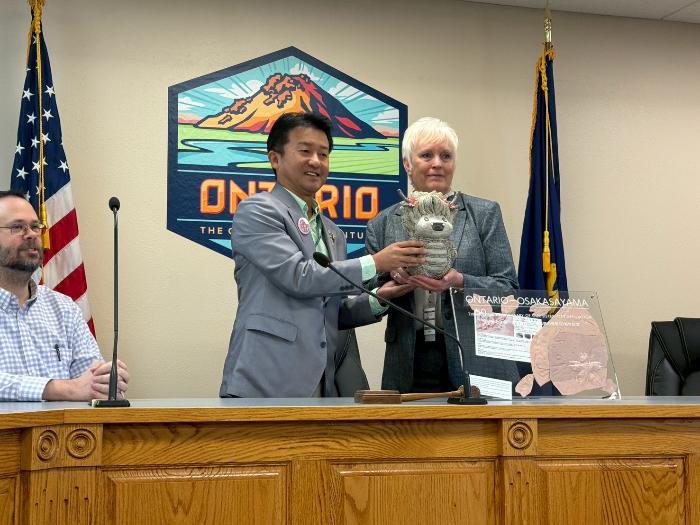 記念品を渡している様子