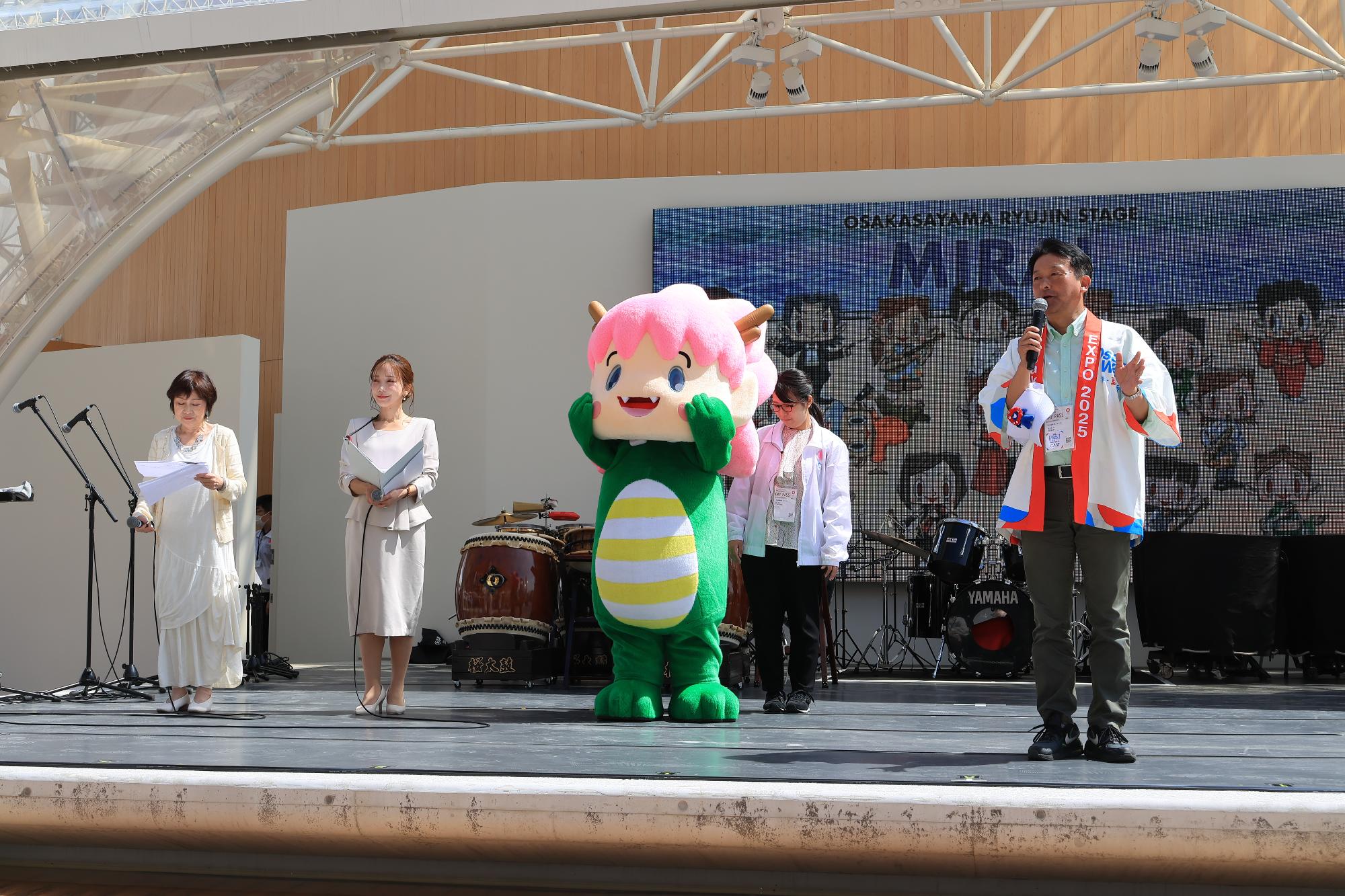 市マスコットキャラクター「さやりん」と大阪狭山市長が登場
