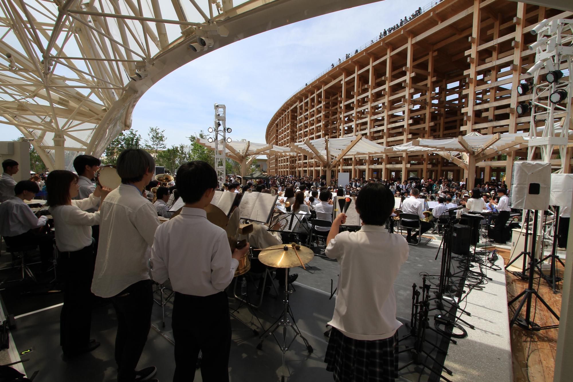 大阪狭山市吹奏楽連盟による演奏