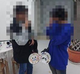 友達と工作をしている様子。