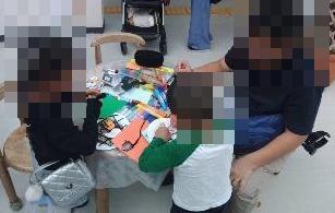 家族で工作をしている様子。