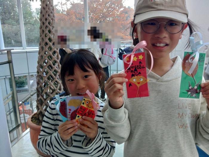 落ち葉を使ってしおりを作りました。