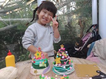 クリスマスの飾りを作る様子。