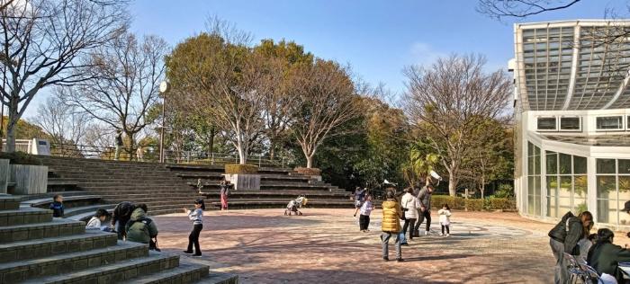 作った凧を飛ばしているところ。