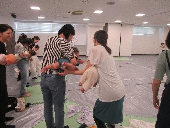 子育て講座親子で絵本ライブの写真