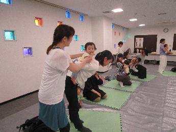 子育て講座親子で絵本ライブの写真