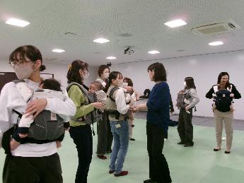 赤ちゃんのやわらか抱き方講座