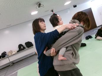 赤ちゃんのやわらか抱き方講座