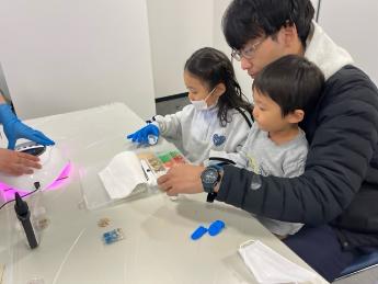 海洋プラスチックでオリジナルチャームをつくろうの写真