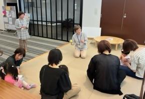 まちライブラリーのおはなし会の写真です