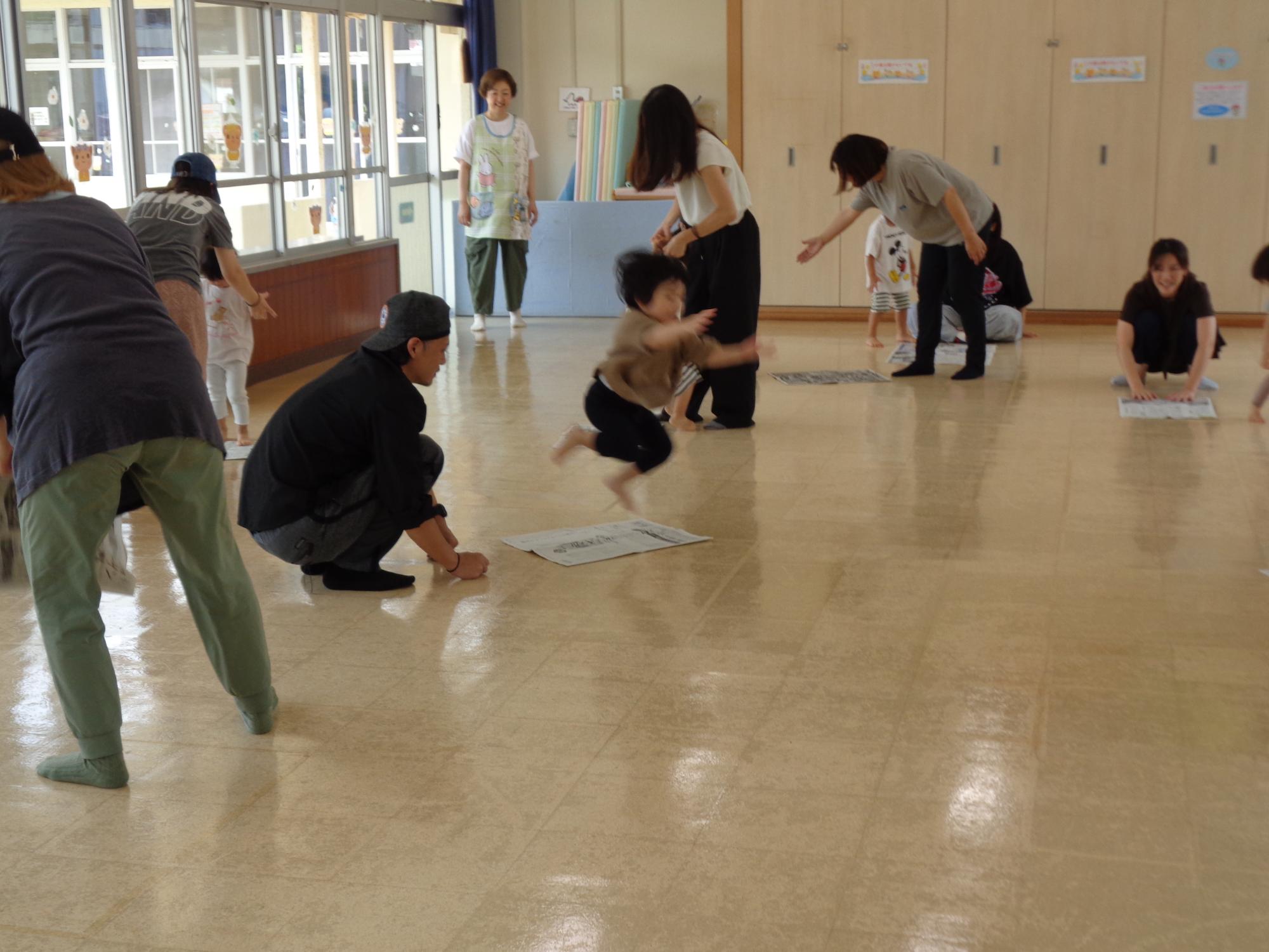 新聞紙あそび