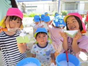 あわあわ遊びをするこども達の写真