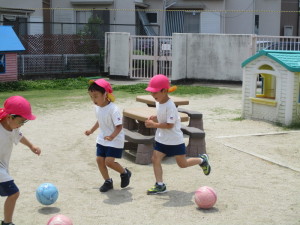 おいかけっこするこども達の写真