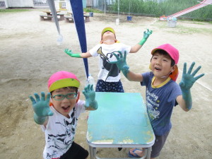 園庭で絵具遊びをする園児達の写真2