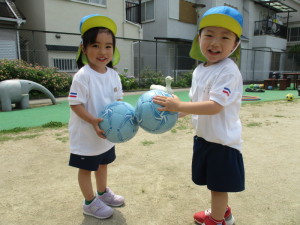 ボールを持ったこども達