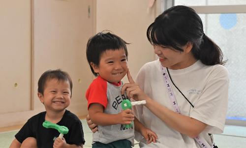 保育士と子ども達の交流