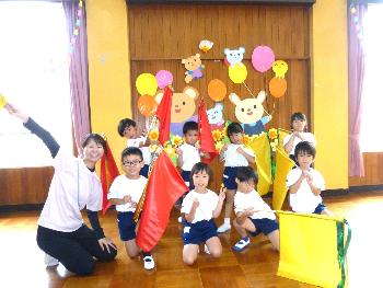 保育士と子ども達の交流